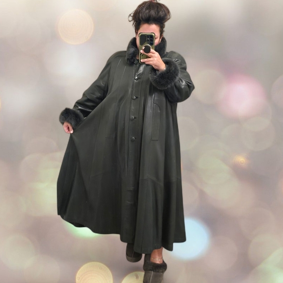 Oversized Green Leather Trench Coat with Fur Trims - Plus Size 14W - Picture 16 of 17